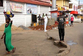 Une scène de rue à Freetown, en Sierra Leone, l'un des trois pays d'Afrique de l'Ouest gravement touchés par l'épidémie d'Ebola. Photo : Banque mondiale/Dominic Chavez