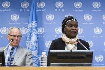 Fatimata M'Baye (à droite) et Philip Alston, deux membres de la Commission internationale d'enquête sur la République centrafricaine (RCA), briefing à la presse. Photo ONU / Loey Felipe