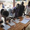 布隆迪大选工作人员正在核对选民名单。联合国布隆迪选举观察团提供图片