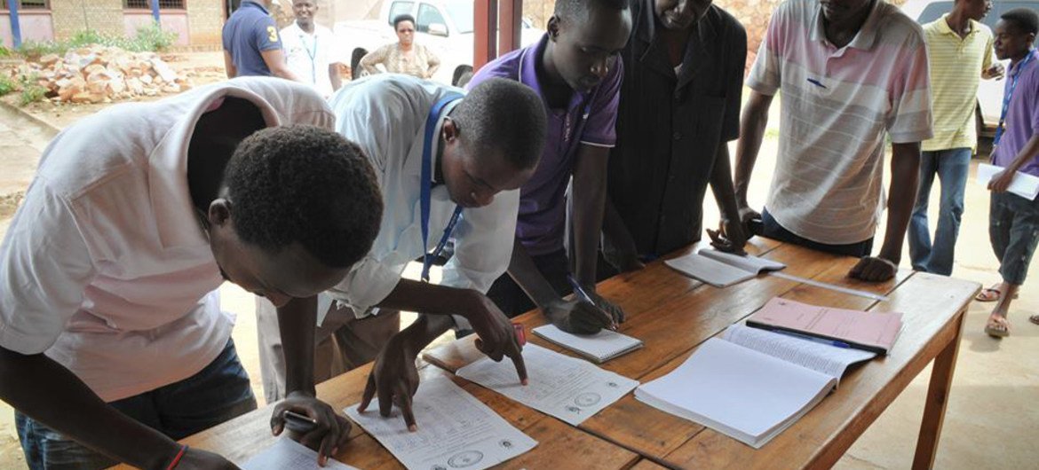 布隆迪大选工作人员正在核对选民名单。联合国布隆迪选举观察团提供图片