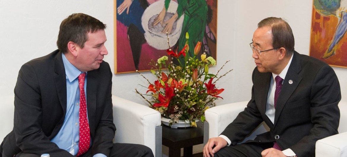 Secretary-General Ban Ki-moon (right) meets with Christian Paradis, Minister for International Development of Canada, in Davos, Switzerland.