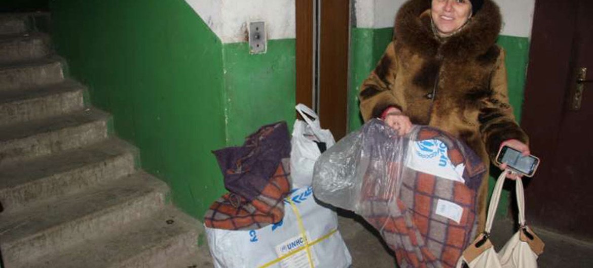 The UN refugee agency (UNHCR) has provided aid to people affected by rocket fire in the town of Mariupol. The agency has also distributed blankets to people lacking heating in their homes, like this lady.