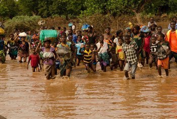 Flood victims rush to a rescue boat of the Malawi Defence Force in Makalanga.