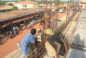 A construction crew at work in Kankan, Guinea, as part of UNDP’s efforts to ensure early recovery from the Ebola outbreak.