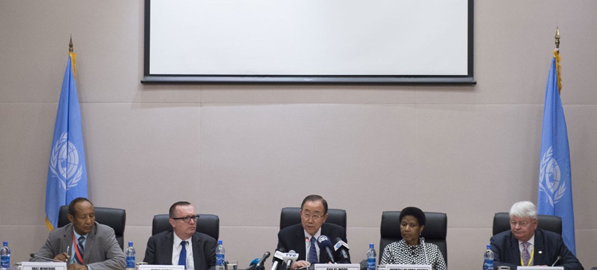 Secretary-General Ban Ki-moon (centre) holds a press conference at the end of his visit to Ethiopia for the 24th Summit of the African Union in Addis Ababa, January 2015.