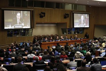 Le Secrétaire général des Nations Unies, Ban Ki-moon (sur les écrans), lors de son discours à l'occasion du Forum de la jeunesse au siège de l'ONU, à New York. Photo : ONU/Evan Schneider