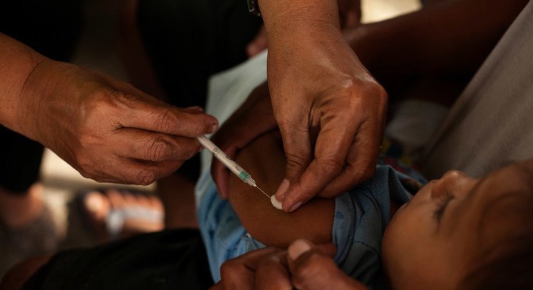 Un niño recibe la vacuna contra el Sarampión. Foto: OMS/F.Guerrero