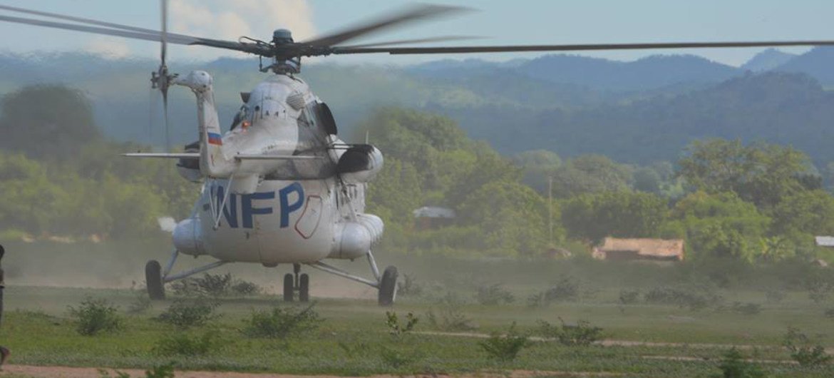 WFP airlifting high-energy biscuits to families cut off by the Malawi floods.