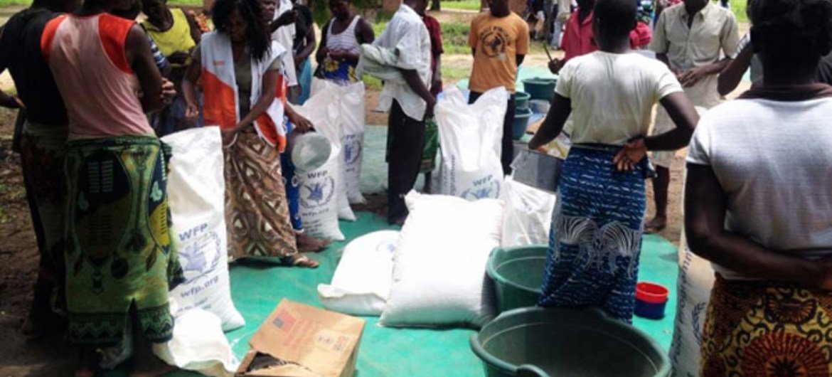 At Mikolongo school in Chikwawa district, Malawi, WFP is distributing rations of maize, pulses, oil and fortified corn soya blend to those displaced by floods.