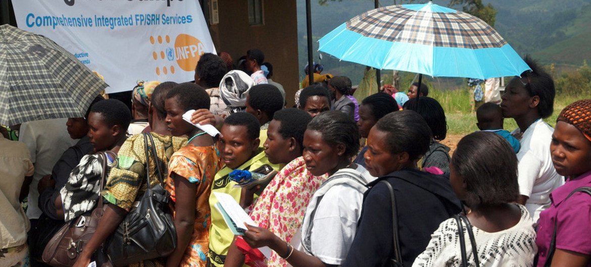 Des femmes font la queue devant le Centre de santé Kanungu IV en Ouganda pour recevoir des conseils sur le VIH et le cancer du col de l'utérus. Photo FNUAP