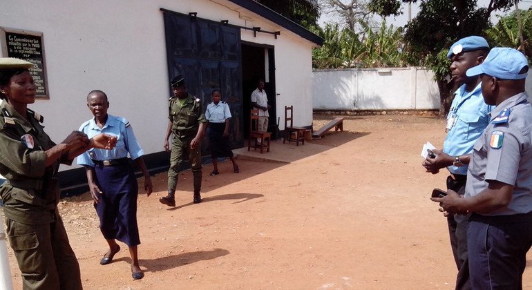 Des femmes policières dans un poste de police réhabilité par le PNUD à Bangui, en République centrafricaine (RCA). Photo : PNUD