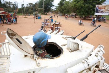 Un Casque bleu dans un véhicule blindé dans la ville de Beni, en République démocratique du Congo. Photo : MONUSCO/Abel Kavanagh
