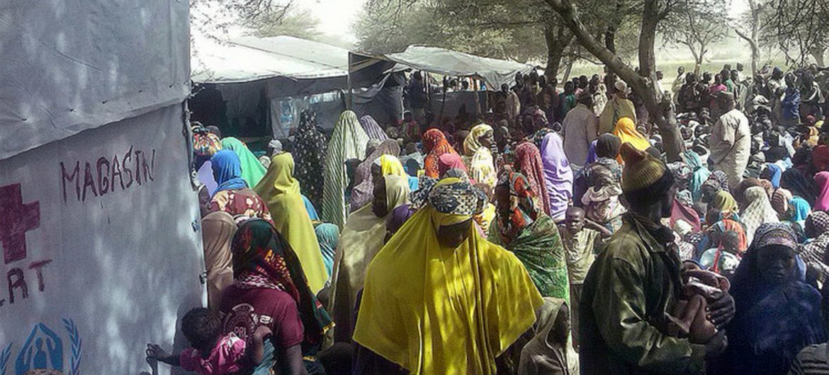 逃离尼日利亚的难民在乍得东部等待联合国难民署的登记和安置。乍得红十字会图片/Hachim Abdoulaye