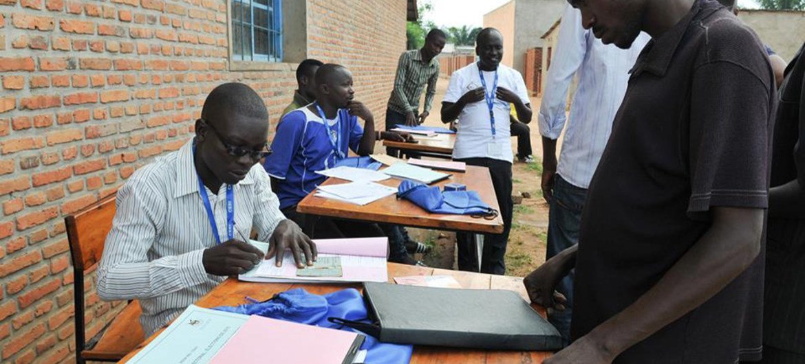 Des travailleurs électoraux effectuent l'inscription des électeurs pour les prochaines élections au Burundi en 2015. Photo : DVDB