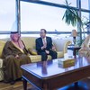 潘基文秘书长2015年2月8日同沙特外长迈达尼和常驻联合国代表穆阿利米在利雅得国际机场会晤。联合国/Mark Garten