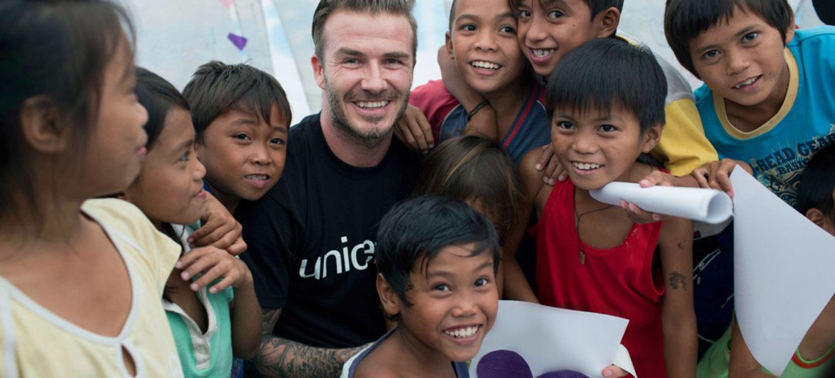 儿基会亲善大使贝克汉姆在菲律宾与受台风海燕影响的儿童在一起。（资料） 联合国儿基会图片/Per-Anders Pettersson