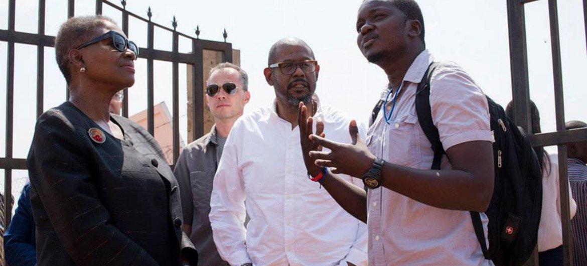 La chef de l'humanitaire de l'ONU, Valerie Amos (à gauche), et l'Envoyé spécial de l'UNESCO, l'acteur américain Forest Whitaker, lors d'une visite à Juba, au Soudan du Sud. Photo MINUSS/JC McIlwaine