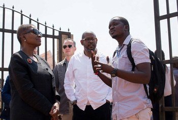 La chef de l'humanitaire de l'ONU, Valerie Amos (à gauche), et l'Envoyé spécial de l'UNESCO, l'acteur américain Forest Whitaker, lors d'une visite à Juba, au Soudan du Sud. Photo MINUSS/JC McIlwaine