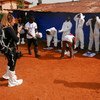 Martine Perret (à gauche) photographie les préparations pour un enterrement sûr et digne à Freetown en Sierra Leone.
