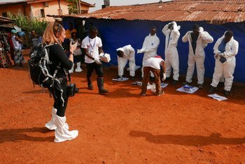 Martine Perret (à gauche) photographie les préparations pour un enterrement sûr et digne à Freetown en Sierra Leone.