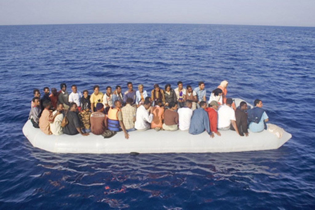 难民和移民冒险偷渡地中海抵达意大利兰佩杜萨。（资料）