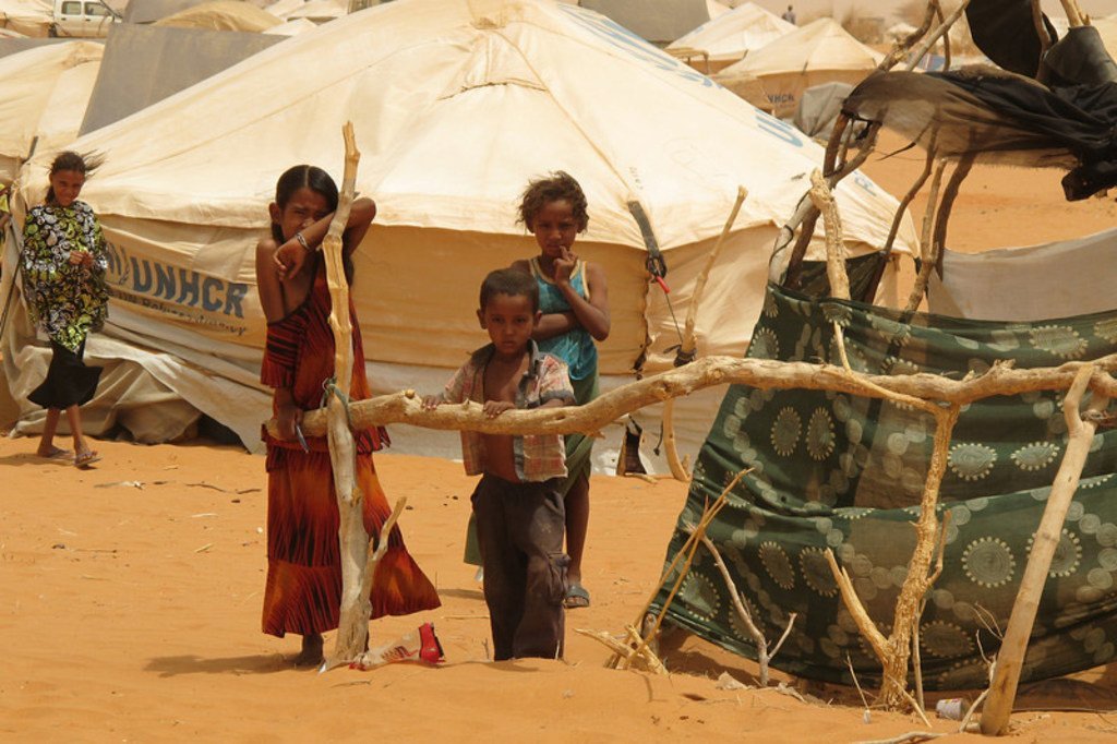 在萨赫勒地区国家马里塔尼亚，遭受旱灾的居民在当地的一处难民营里。