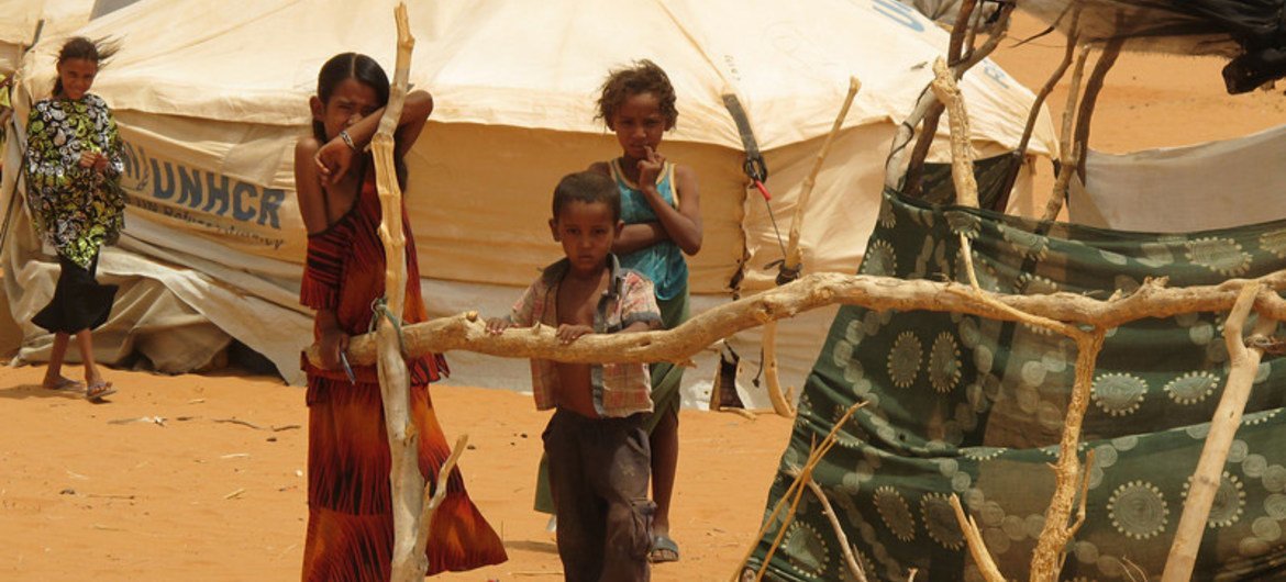 在萨赫勒地区国家马里塔尼亚，遭受旱灾的居民在当地的一处难民营里。