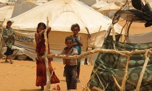 在萨赫勒地区国家毛里塔尼亚，遭受旱灾的居民在当地的一处难民营里。