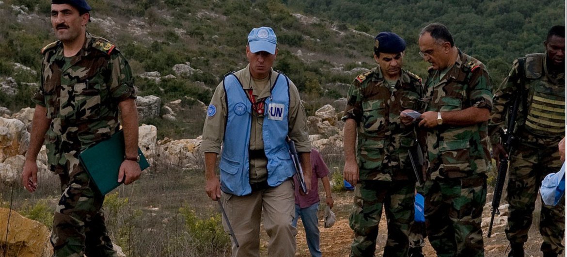 UNIFIL peacekeepers do Blue Line marking.