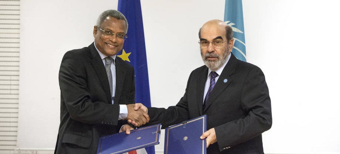 FAO Director-General José Graziano da Silva (right) and Prime Minister José Maria Pereira Neves at the signing in Rome of an agreement for $500,000 for urgent assistance to drought-stricken Cape Verde.