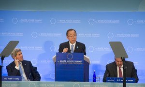 Le Secrétaire général Ban Ki-moon (au centre) au Sommet sur la lutte contre l'extrémisme violent organisé par le gouvernement américain à Washington. Photo ONU/Eskinder Debebe