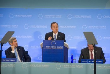 Le Secrétaire général Ban Ki-moon (au centre) au Sommet sur la lutte contre l'extrémisme violent organisé par le gouvernement américain à Washington. Photo ONU/Eskinder Debebe