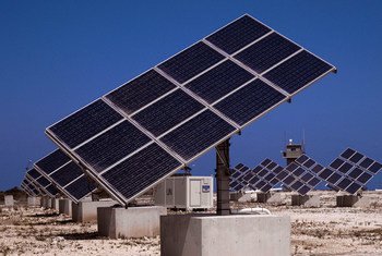 Panneaux photovoltaïques avec technologie de suivi intégrée, permettant aux panneaux de suivre la course du soleil, au siège de la FINUL à Naqoura, au Liban. Photo : la FINUL / Pasqual Gorriz