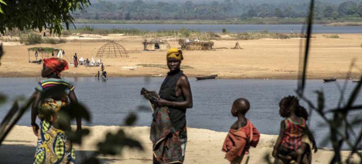 Des réfugiés en provenance de République centrafricaine sur les rives de la rivière Oubangui en République démocratique du Congo en février 2015