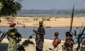 Des réfugiés en provenance de République centrafricaine sur les rives de la rivière Oubangui en République démocratique du Congo en février 2015