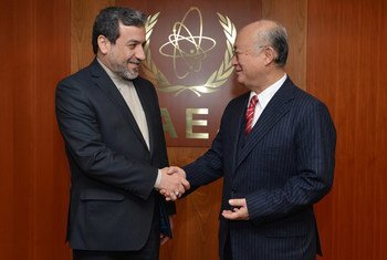 Le Directeur général de l'Agence internationale de l'énergie atomique (AIEA), Yukiya Amano (à droite), rencontre le le Vice-ministre iranien des affaires étrangères, Seyed Abbas Araghchi, au siège de l'AIEA à Vienne, en Autriche, le 24 février 2015. Photo : AIEA/Dean Calma