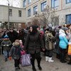 乌克兰流离失所者在排队领取粮食券。世界粮食计划署图片/Abeer Ete