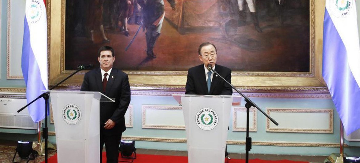 Le Secrétaire général de l'ONU, Ban Ki-moon (à droite), lors d'un point de presse avec le Président du Paraguay, Horacio Cartes Manuel Jara, à Asunción. Photo : ONU/Evan Schneider
