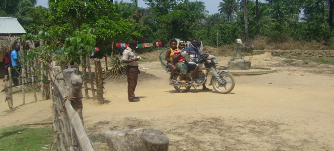 This motorbike has crossed the border from Sarkonedou in Liberia to Koutizou in Guinea. The opening of Liberia’s official borders enables economic activities and allows students to attend school.