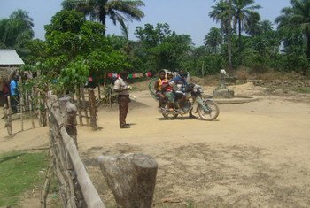 This motorbike has crossed the border from Sarkonedou in Liberia to Koutizou in Guinea. The opening of Liberia’s official borders enables economic activities and allows students to attend school.