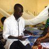 Madre e hijo reciben atención médica en un centro de salud en Ségou, Mali. Foto de archivo: OCHA/D. Dembele