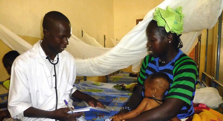 Dans un établissement de santé à Ségou, au centre du Mali, une mère et son enfant sont examinés pour des signes de malnutrition. Photo : OCHA/D. Dembele
