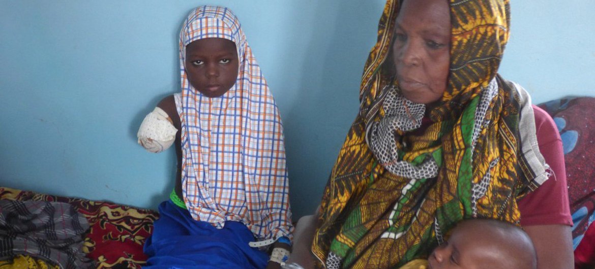 Восьмилетней  Хаджаре  ампутировали руку в госпитале в Чаде.   Она получила ранения  во время нападения боевиков «Боко харам»  на ее деревню в Нигерии. Фото Управления ООН  по координации гуманитарной помощи