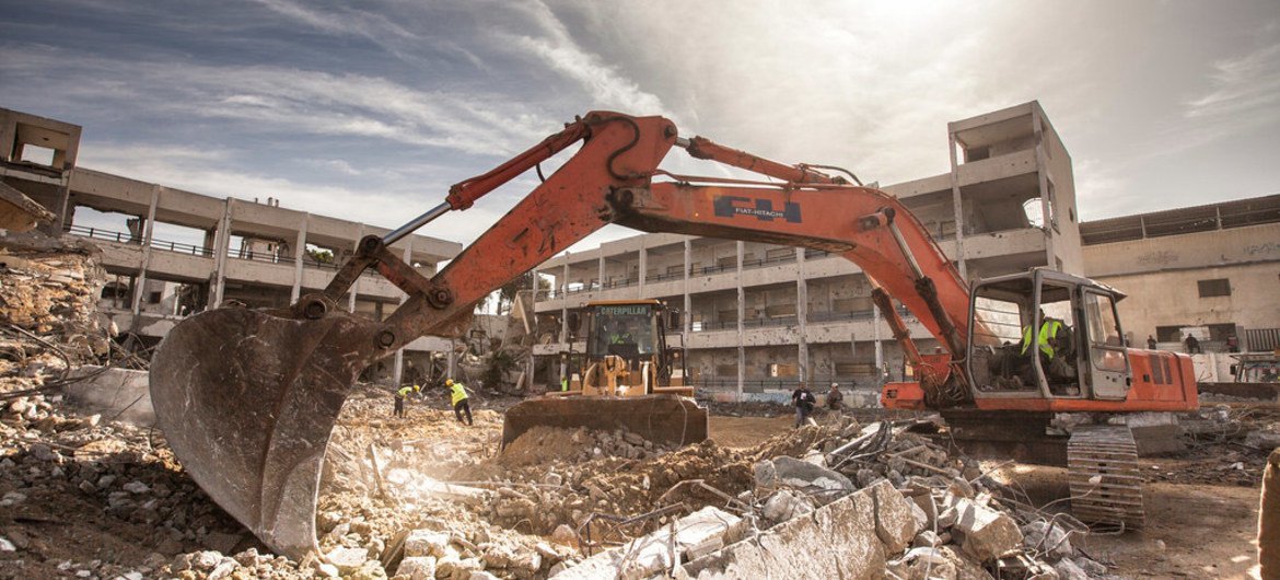 Des ruines sont dégagées à Shujaijah, à Gaza, grâce à un projet du PNUD financé par la Suède. Photo PNUD