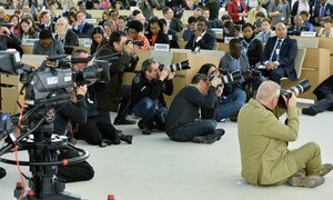 Une vue des journalistes couvrant l'ouverture de la vingt-huitième session du Conseil des droits de l'homme de l'ONU à Genève. Photo : ONU/Jean-Marc Ferré