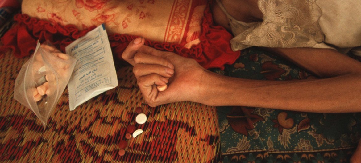 在柬埔寨的一家医院，医务人员给一名病人送来止痛药。 世行图片/Masaru Goto