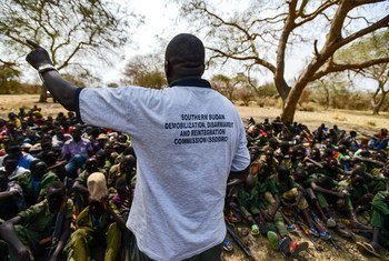 Un employé gouvernemental au Soudan du Sud s'adresse à un groupe d'enfants soldats libérés en février 2015. Photo UNICEF/ Sebastian Rich