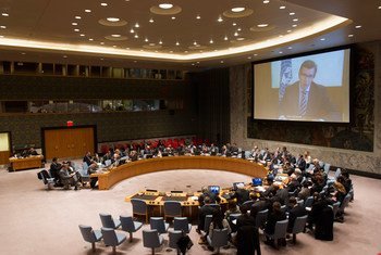 Une vue de haut du Conseil de sécurité de l'ONU, alors que le Représentant spécial Bernardino Léon (à l'écran) informe le Conseil par vidéo-conférence sur la situation en Libye. Photo : ONU/Mark Garten