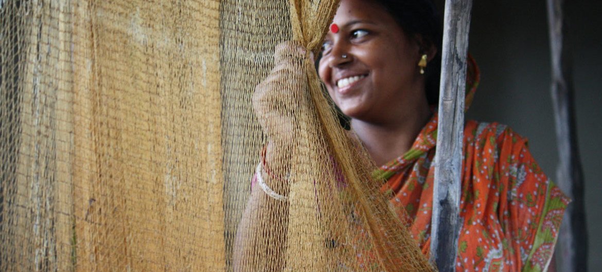 Une jeune femme issue d'une communauté de pêcheurs au Bengale occidental en Inde orientale. Elle vient d'un village connu pour ses niveaux élevés de traite des femmes et des filles en direction de grandes villes. Photo : ONU Femmes / Anindit Roy-Chowdhury