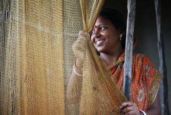 Une jeune femme issue d'une communauté de pêcheurs au Bengale occidental en Inde orientale. Elle vient d'un village connu pour ses niveaux élevés de traite des femmes et des filles en direction de grandes villes. Photo : ONU Femmes / Anindit Roy-Chowdhury